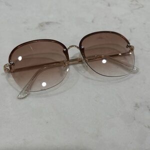 Chic Gradient Sunglasses with Gold Accents